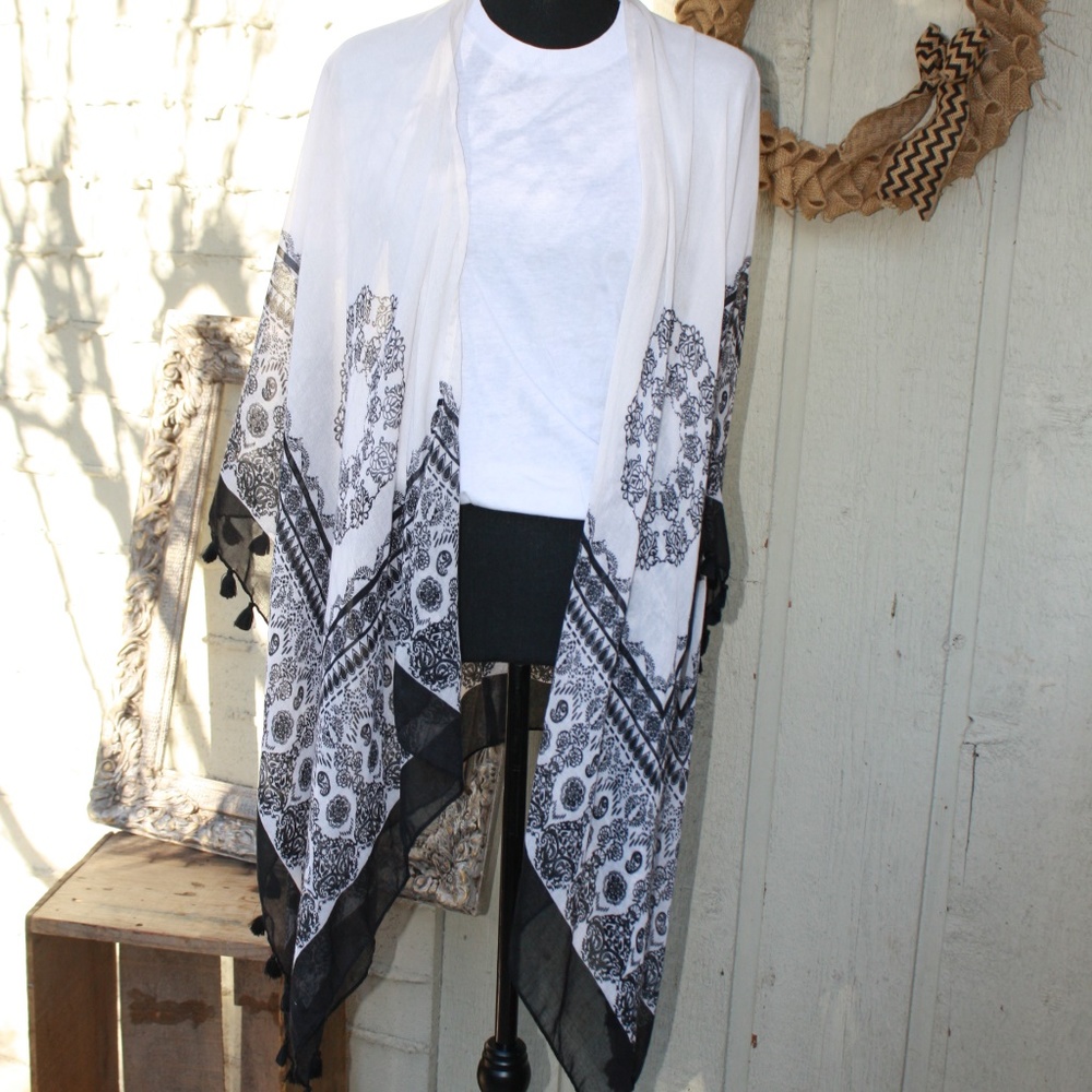 NWT Shawl in black and white One size - Picture 3 of 4